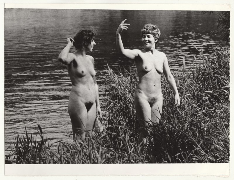 Голые женщины на берегу реки