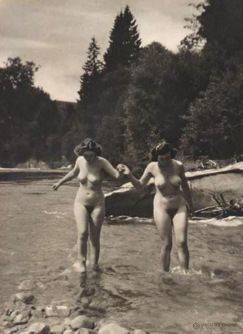 Купания женщин в воде голые