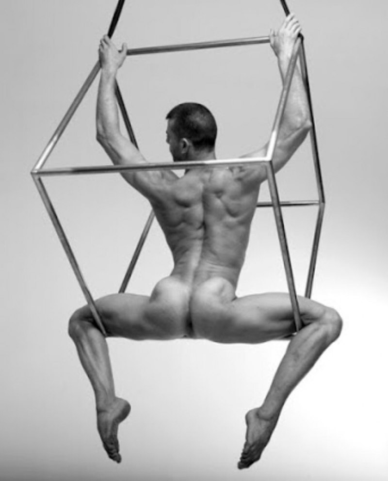 Голые гимнастки и балерины