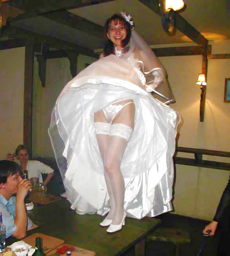 Невеста на свадьбе без трусиков