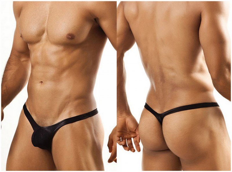 Голые мужчины в стрингах