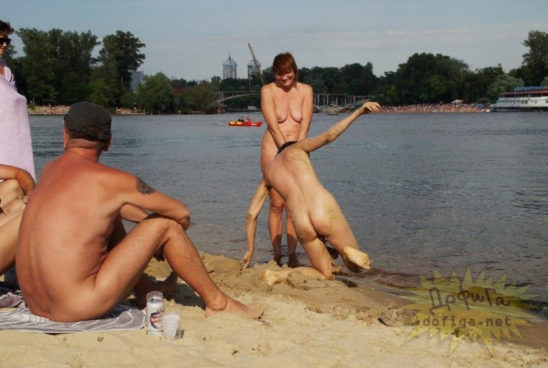 Голая нудистка в здании