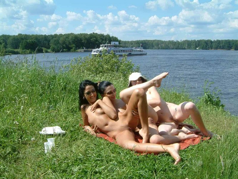 Голые женщины на городском пляже