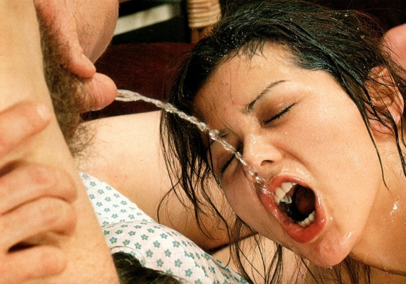 Писсинг в рот брюнетке