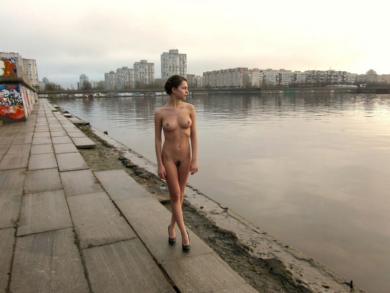 Голая на набережной в Анапе