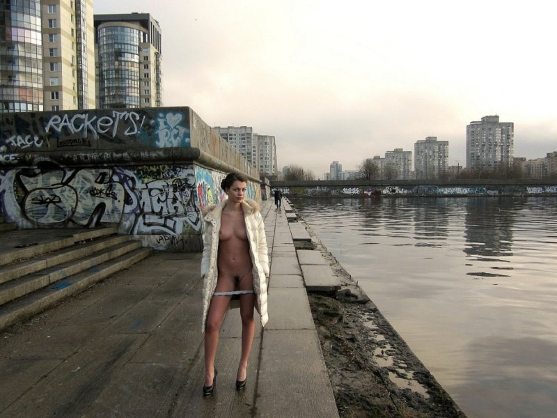 Девушка разделась на набережной