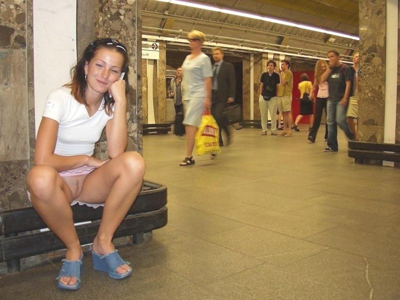 Без трусиков в общественном месте