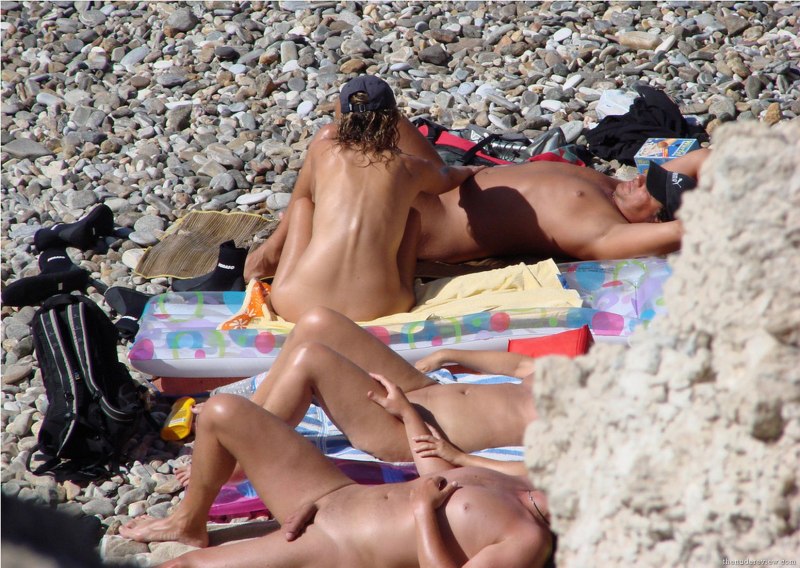 Голые девчонки на общественном пляже