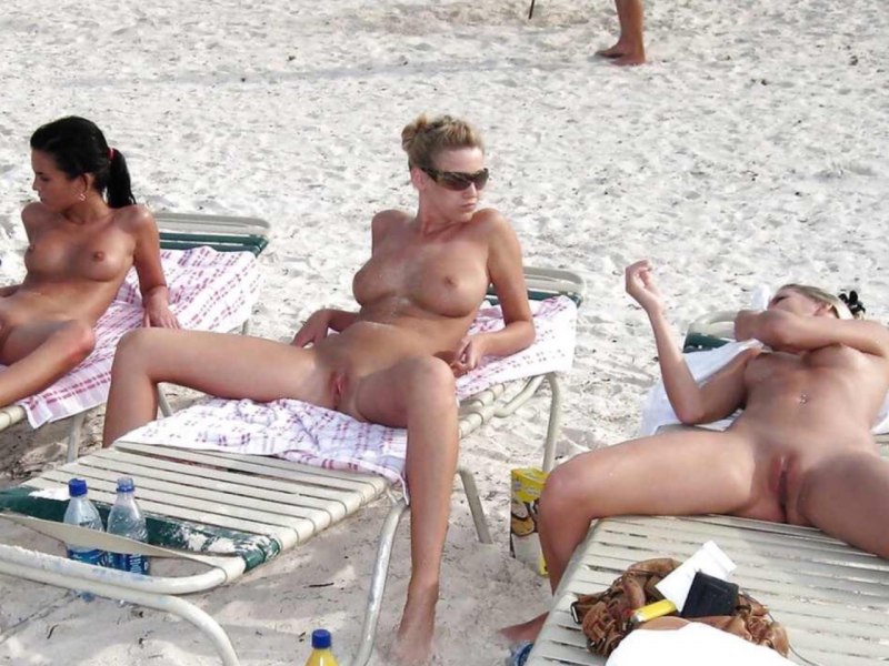 Пьяные нудистки на пляже
