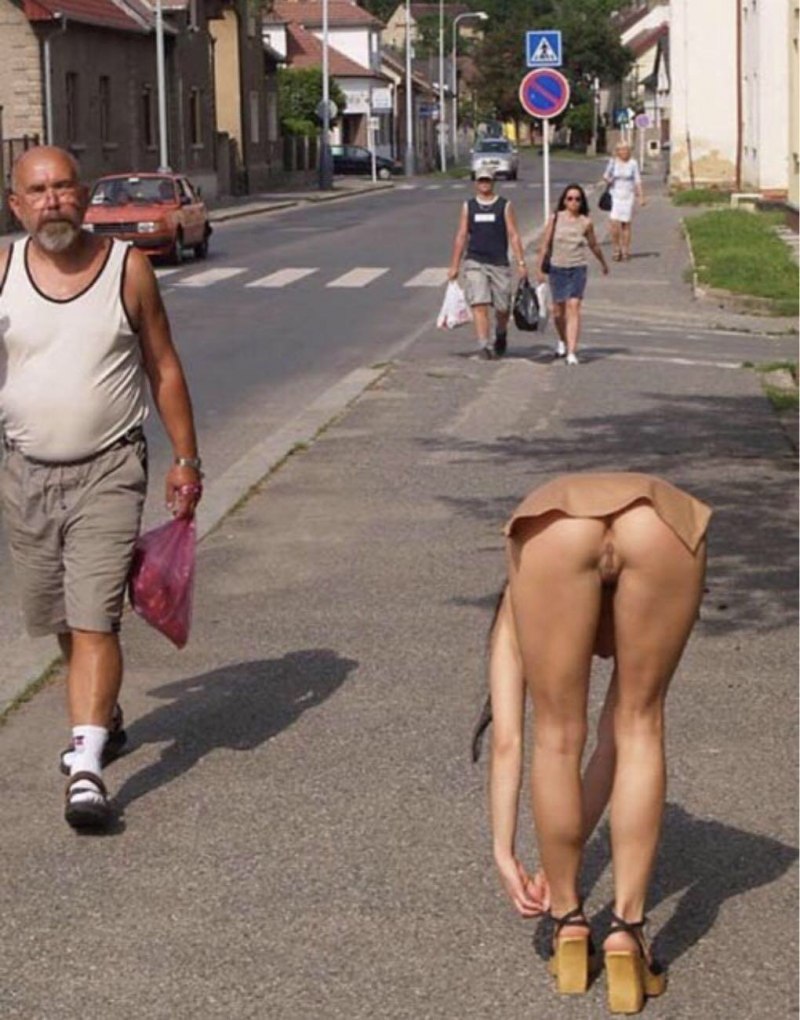 Девушки ходят на улице без трусиков