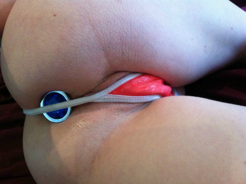 Упругая попка с анальной пробкой