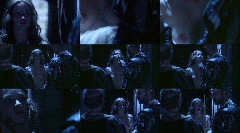 Голая без трусов Эмили Блант