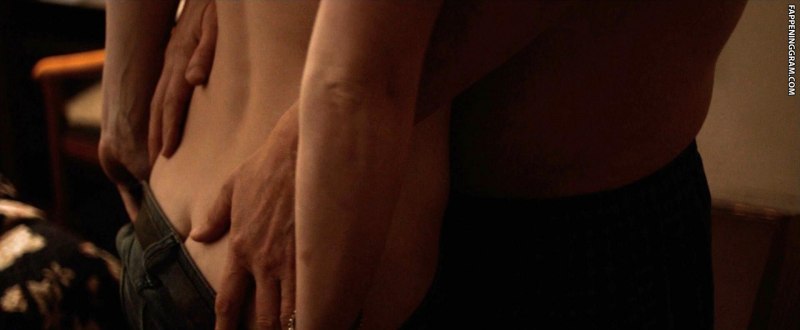 Эмили Блант грудь