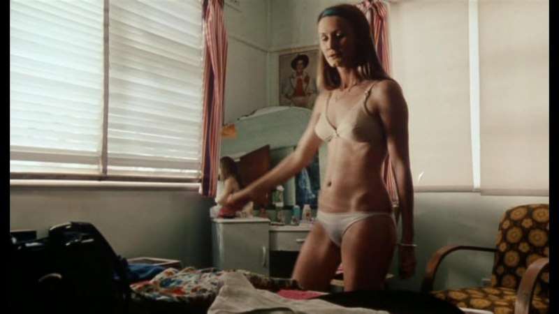 Saffron Burrows с искателем