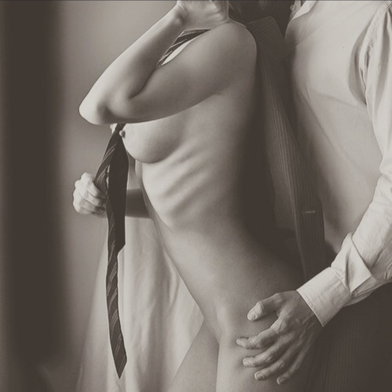 Эротическая фотосессия с галстуком