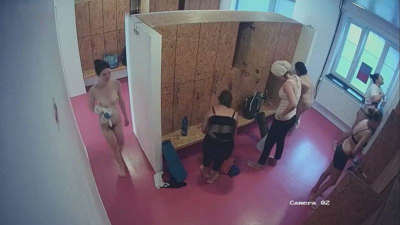 Женская раздевалка в бане скрытая камера