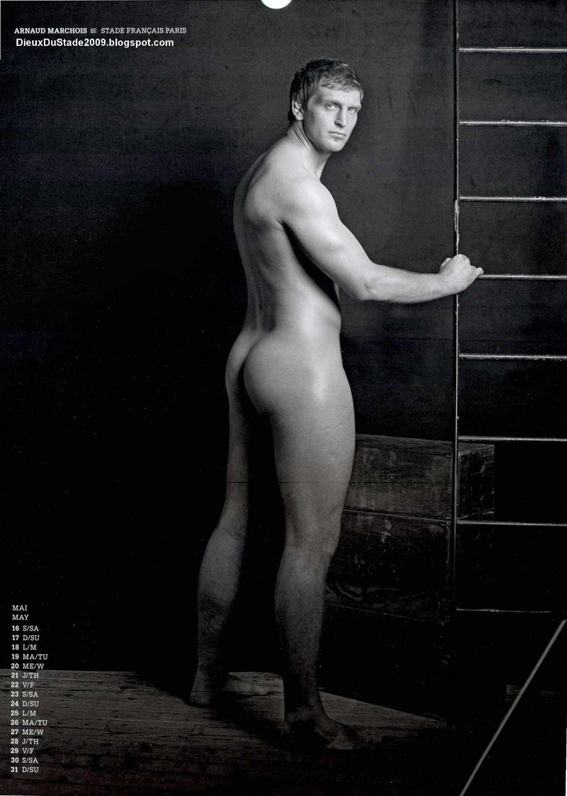 Голый мужчина обнимает голую женщину