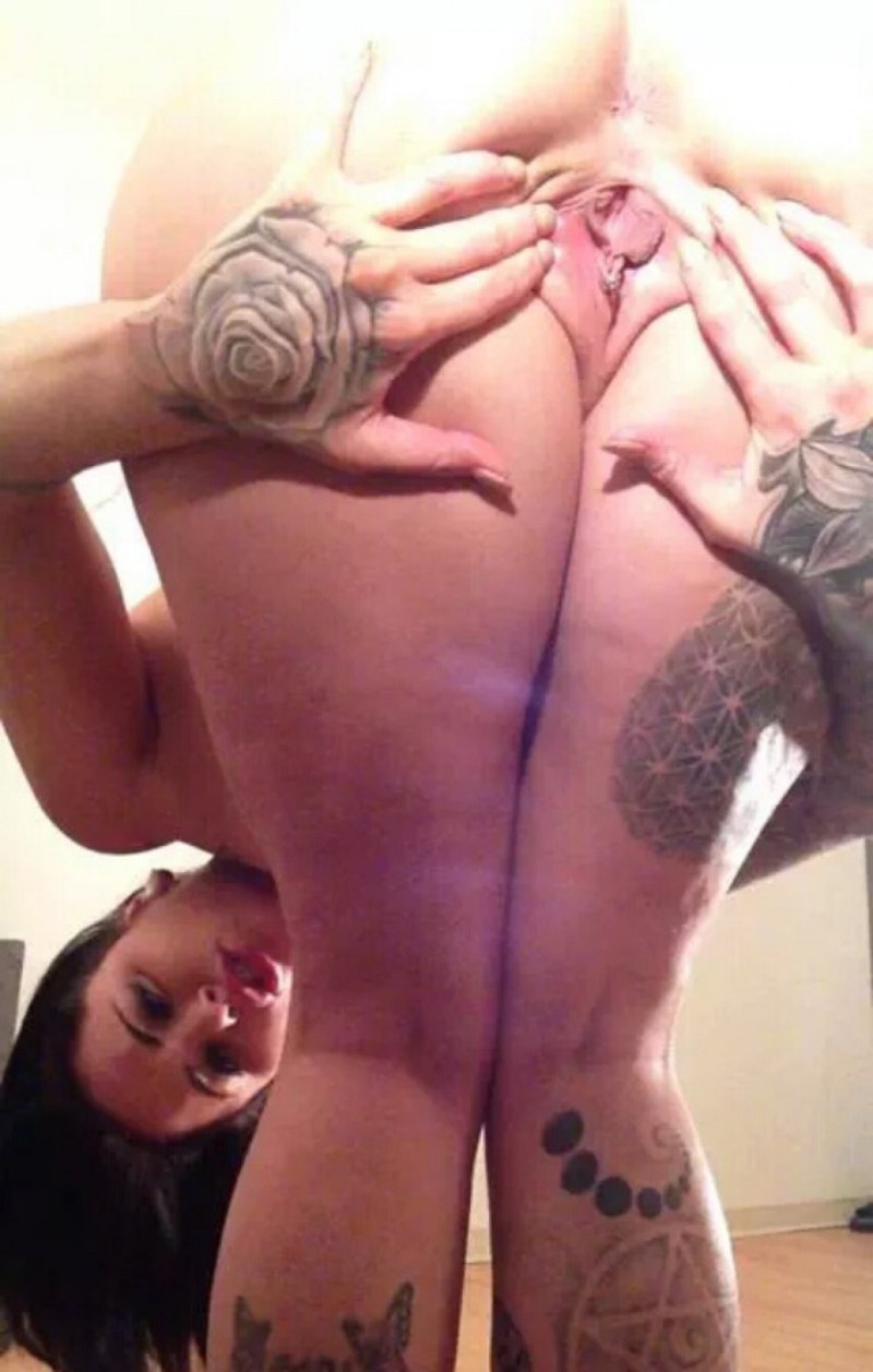 Порнозвезда с татуировкой на попе