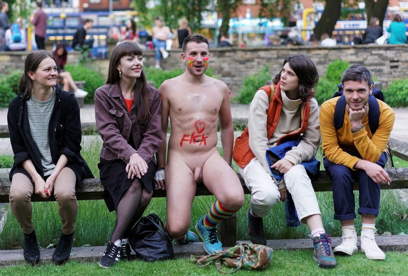 Голые женщины среди одетых мужчин