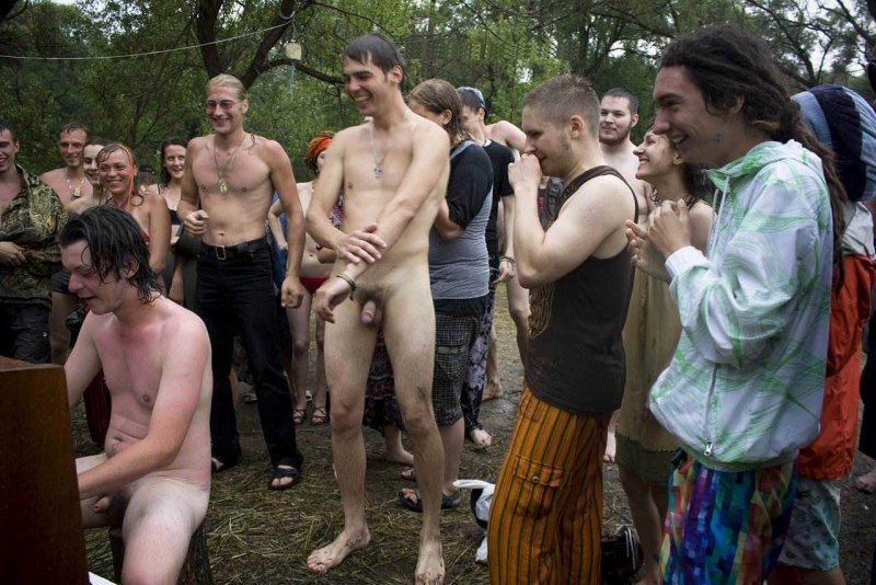 Голая женщина на улице с мужем