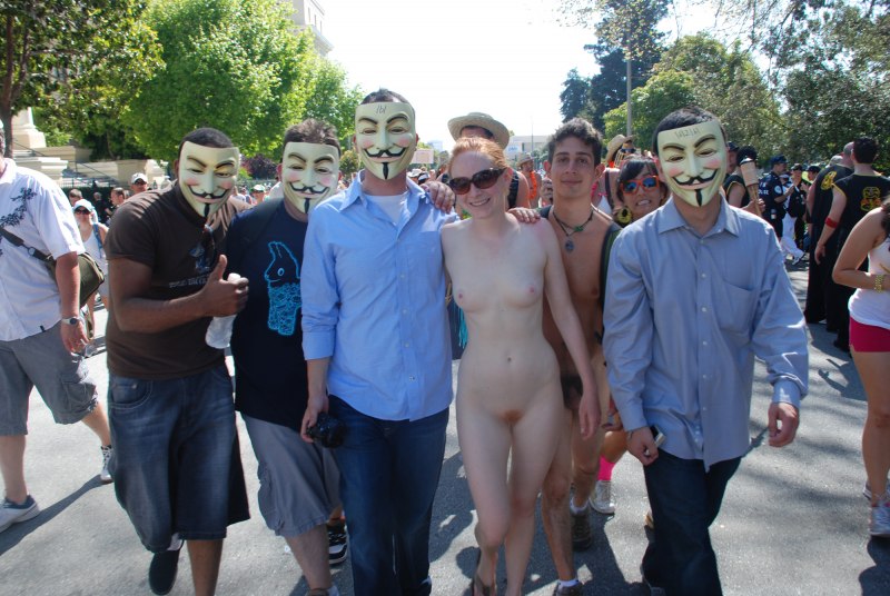 Голая женщина среди одетых