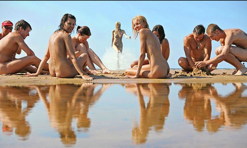 Мелани Робертс нудистка