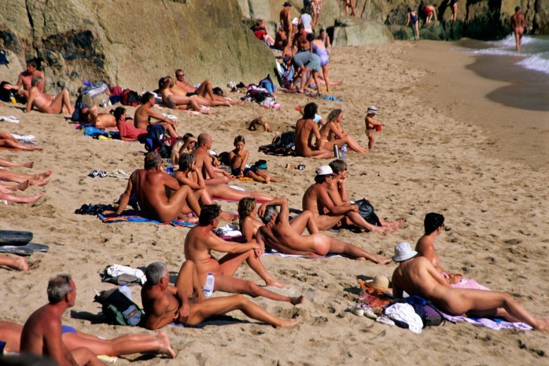 Голые женщины на берегу моря