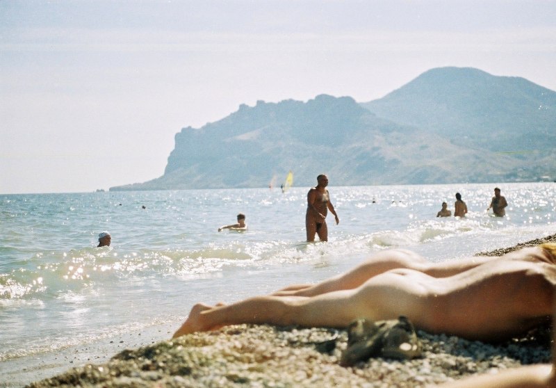 Девушки на диком пляже