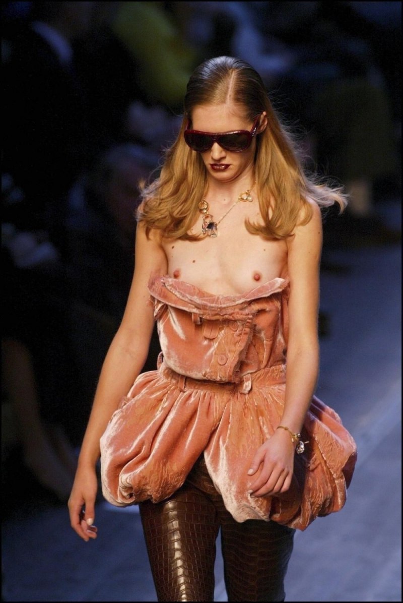 Девушки на подиуме голышом