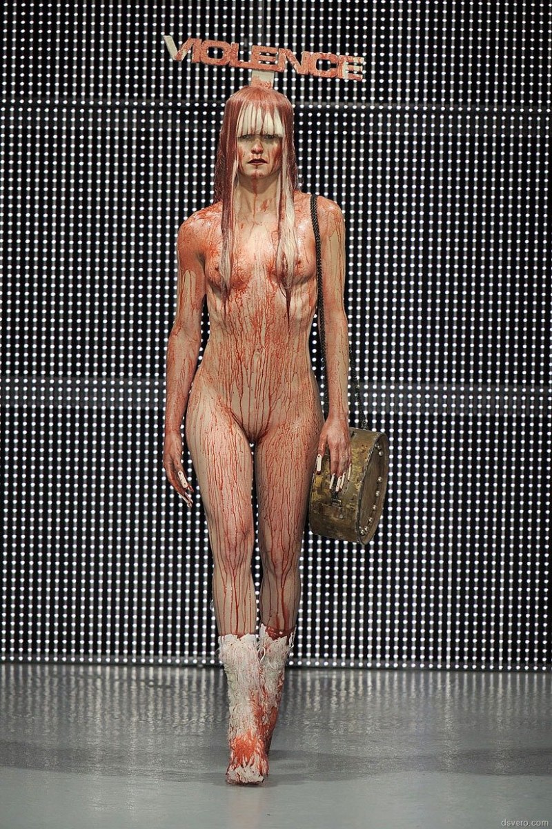 Голая модельер брюнетка