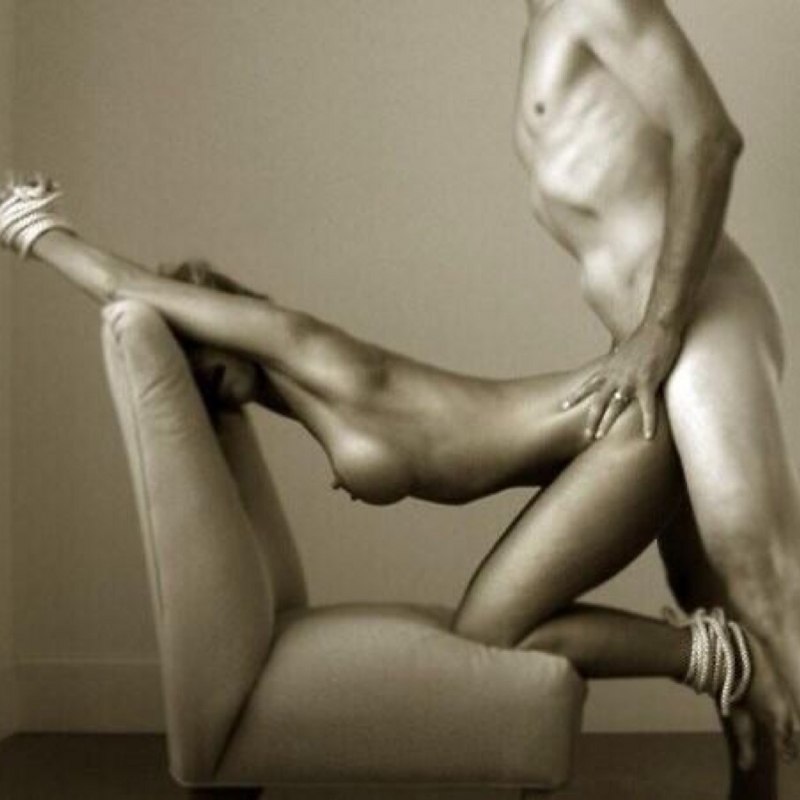 Женщина на стуле сверху на мужчине эротические