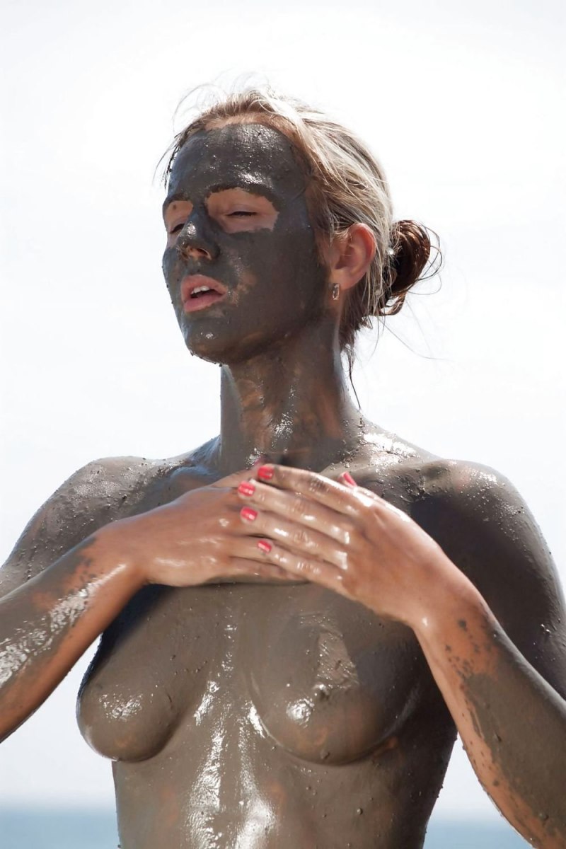 Голые девчонки в грязи