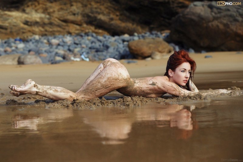 Голая в лечебной грязи