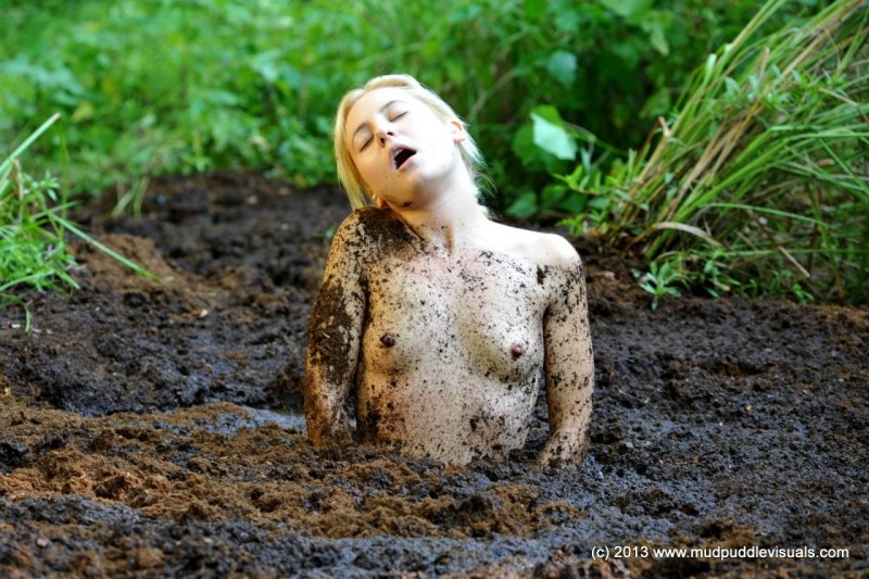 Девушка в грязи без одежды