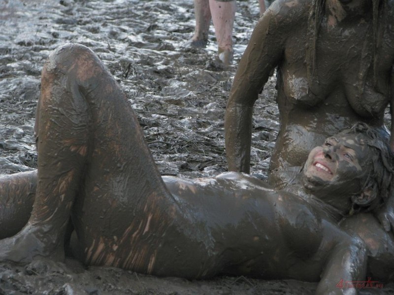 Голые зрелые бабы в грязи