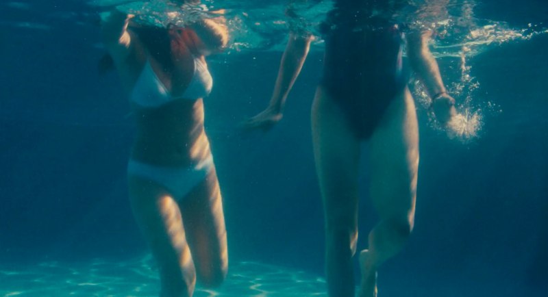 Одейя Раш голая без трусиков