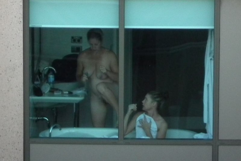 Голая соседка в окне напротив