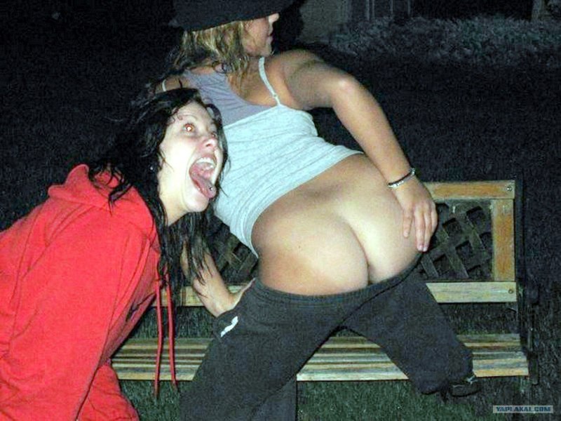 Девушки без трусиков на вечеринке