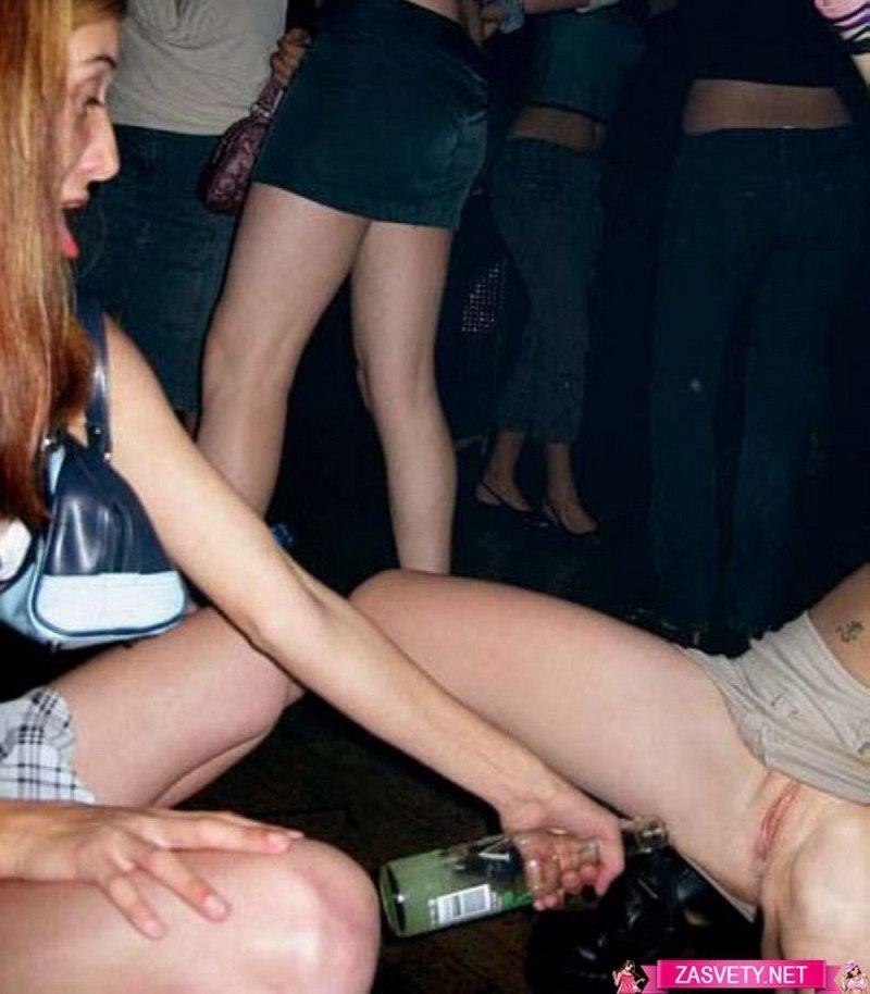 Девушки без трусиков на дискотеке