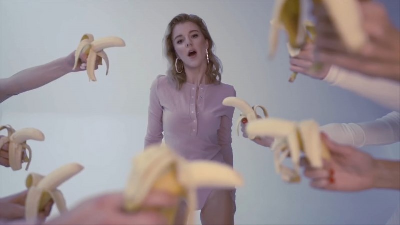 Девушка показывает вагину лежа