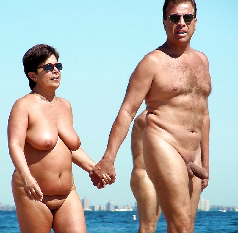Голые мужики и женщины на пляже