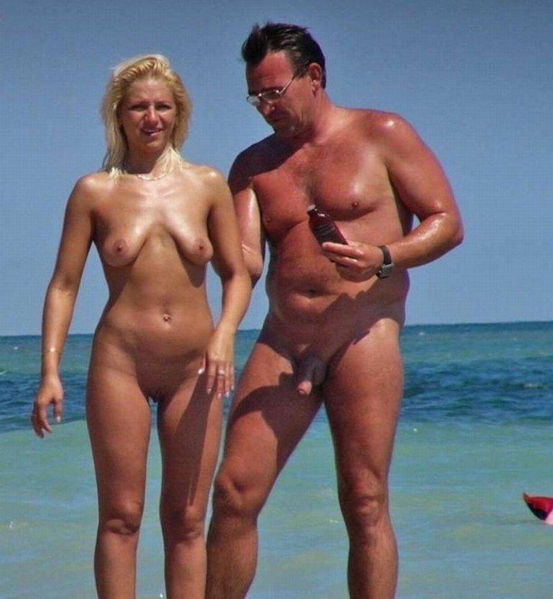 Голые супружеские пары на пляже