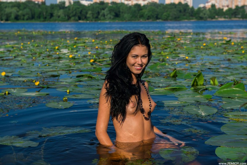 Женщины голые купаются в воде