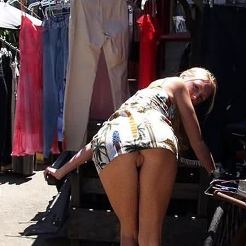 Нагнулась без трусиков на улице