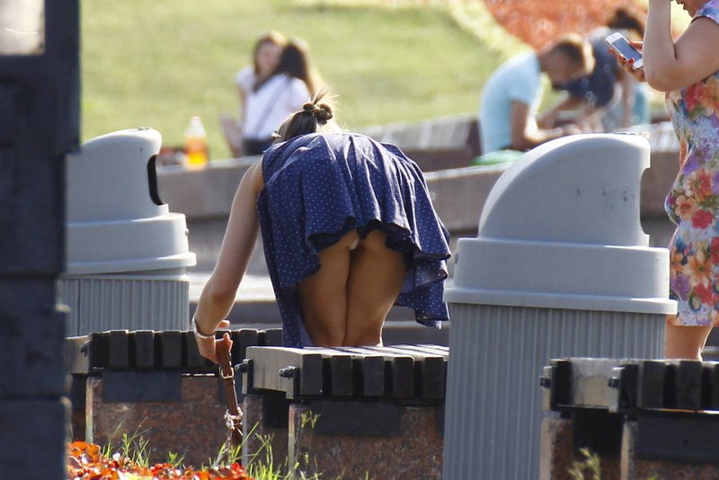 Соседка в юбке без трусиков