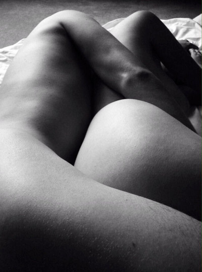 Эротические парень и девушка в кровати