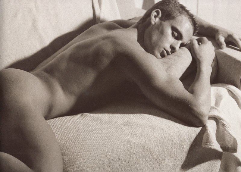 Красивый голый парень лежит