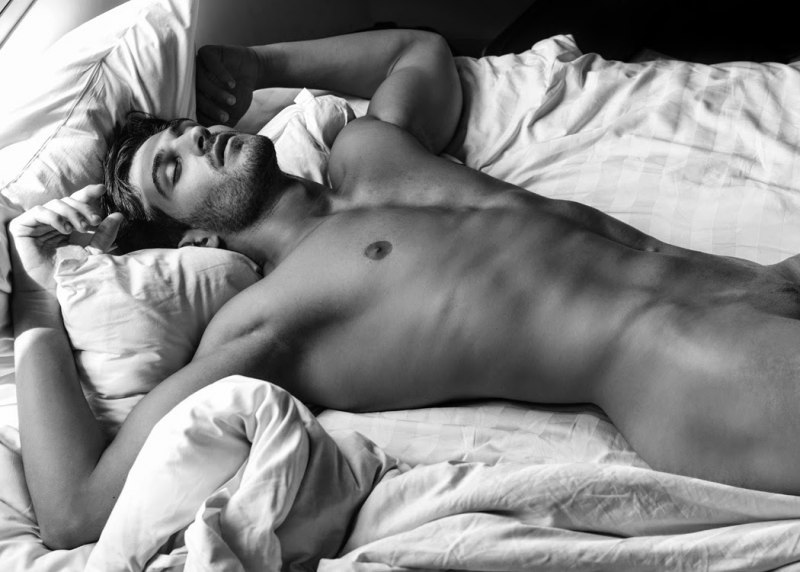 Красивый парень спит голый