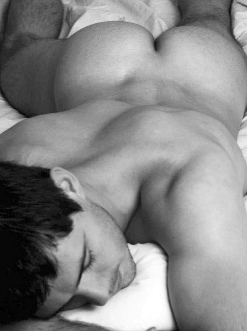 Мужская попка в постели