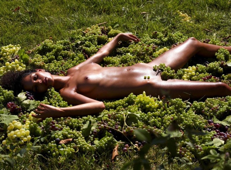 Голая женщина с виноградом